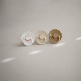 FRIGG Daisy pacifier, Sandstone: 0-6 months - Wee Bambino